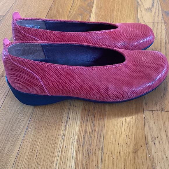 Wolky ballet reptile shimmer suede comfort red shoes 39/8 - Picture 2 of 8